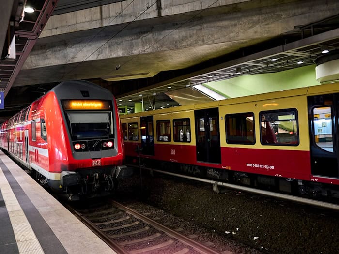 An den Bahnsteigen ging es in Berlin am frühen Morgen ruhig zu. / Foto: Michael Ukas/dpa
