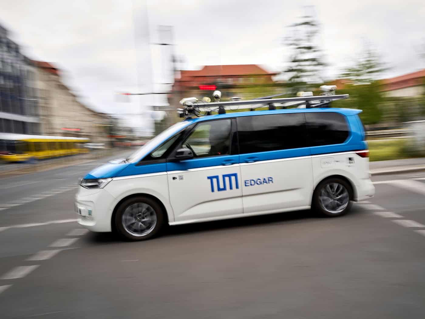 Unterwegs auf Prüfungsfahrt: Ein autonomes Fahrzeug - hier ein Forschungswagen der Technischen Universität München - bewegt sich im Berliner Straßenverkehr.  / Foto: Michael Ukas/dpa