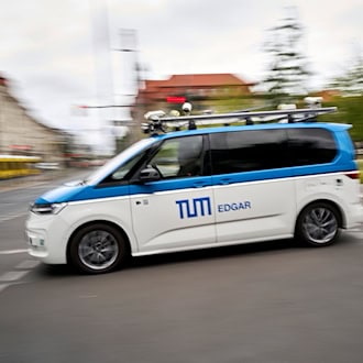 Unterwegs auf Prüfungsfahrt: Ein autonomes Fahrzeug - hier ein Forschungswagen der Technischen Universität München - bewegt sich im Berliner Straßenverkehr.  / Foto: Michael Ukas/dpa