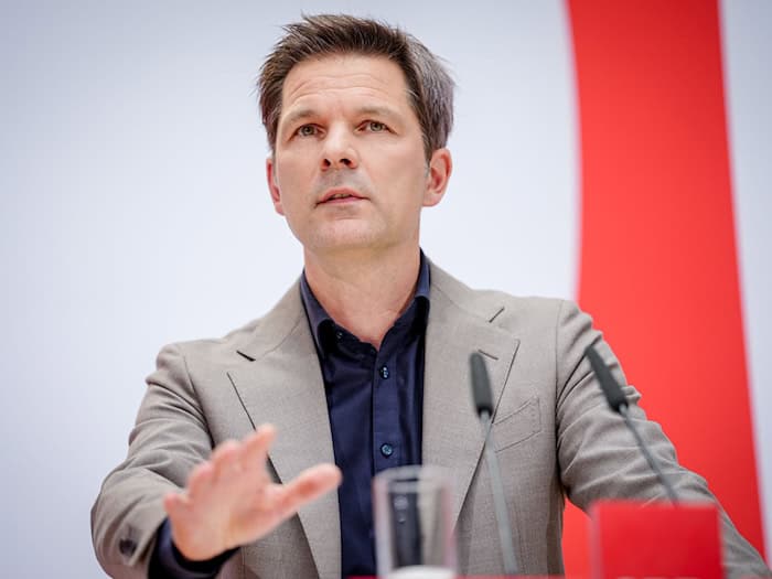 Berlins SPD-Landesvorsitzender Steffen Krach sieht die Mütterrente kritisch. (Archivbild)  / Foto: Kay Nietfeld/dpa