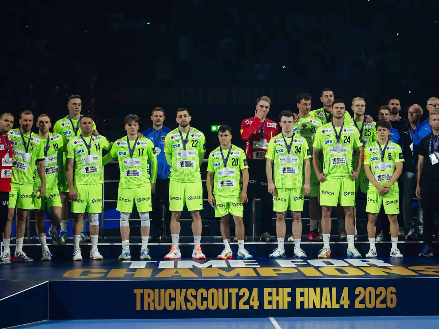 Enttäuschte Handballer der Füchse Berlin nach der zweiten Silbermedaille in der Champions League in Folge.  / Foto: Marius Becker/dpa