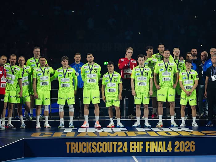 Enttäuschte Handballer der Füchse Berlin nach der zweiten Silbermedaille in der Champions League in Folge.  / Foto: Marius Becker/dpa