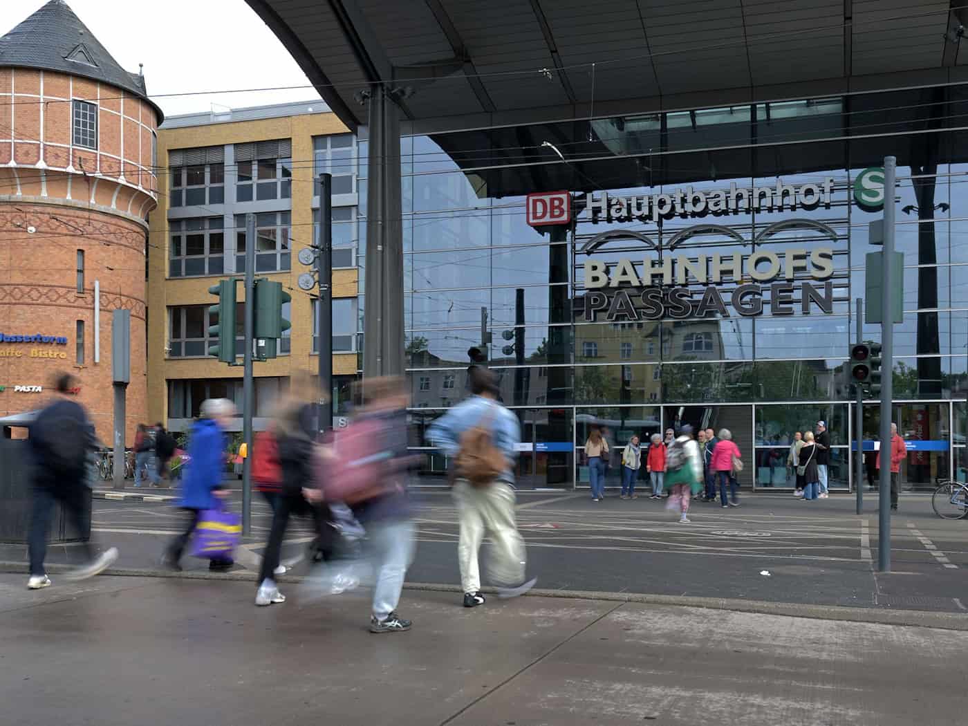 Der Hauptbahnhof soll am kommenden Dienstag evakuiert werden.  / Foto: Michael Bahlo/dpa