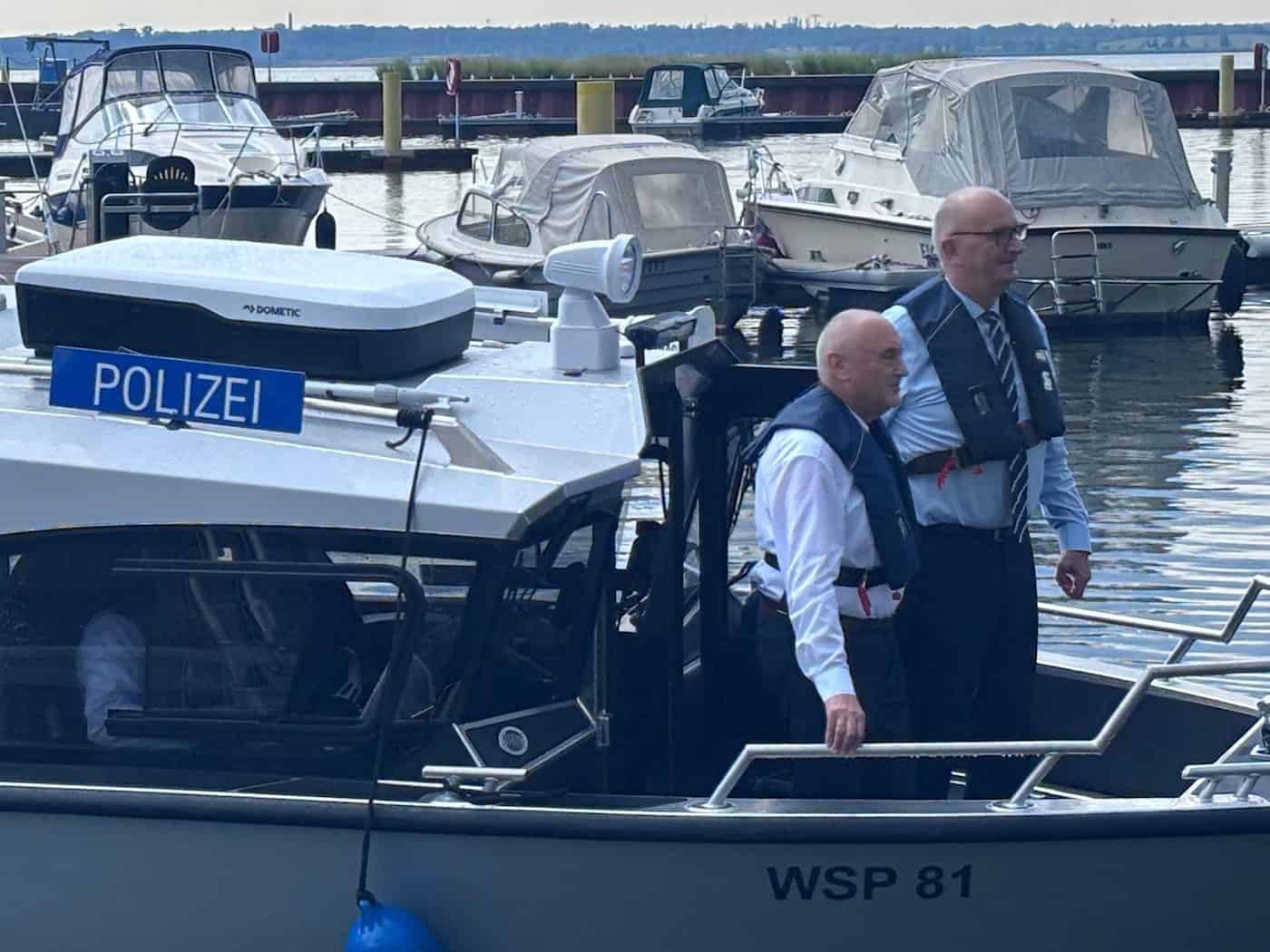 Brandenburgs Ministerpräsident Dietmar Woidke (SPD) fährt auf einem Polizeiboot zum Festakt der Eröffnung des Lausitzer Seenverbunds. / Foto: Marc-Oliver von Riegen/dpa