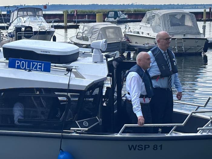 Brandenburgs Ministerpräsident Dietmar Woidke (SPD) fährt auf einem Polizeiboot zum Festakt der Eröffnung des Lausitzer Seenverbunds. / Foto: Marc-Oliver von Riegen/dpa