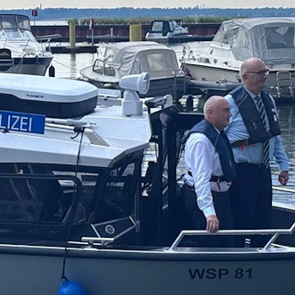 Brandenburgs Ministerpräsident Dietmar Woidke (SPD) fährt auf einem Polizeiboot zum Festakt der Eröffnung des Lausitzer Seenverbunds. / Foto: Marc-Oliver von Riegen/dpa