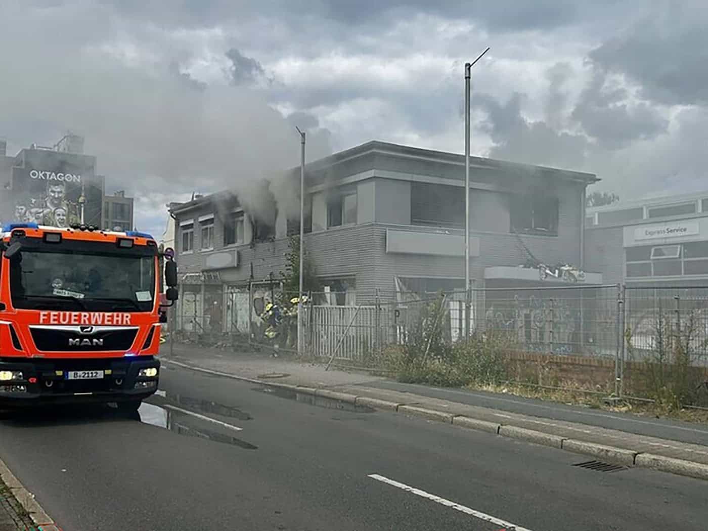 Ein ehemaliges Autohaus brannte - vermutet wird fahrlässige Brandstiftung. / Foto: Handout / Berlin/Berliner Feuerwehr/dpa