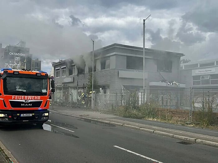Ein ehemaliges Autohaus brannte - vermutet wird fahrlässige Brandstiftung. / Foto: Handout / Berlin/Berliner Feuerwehr/dpa