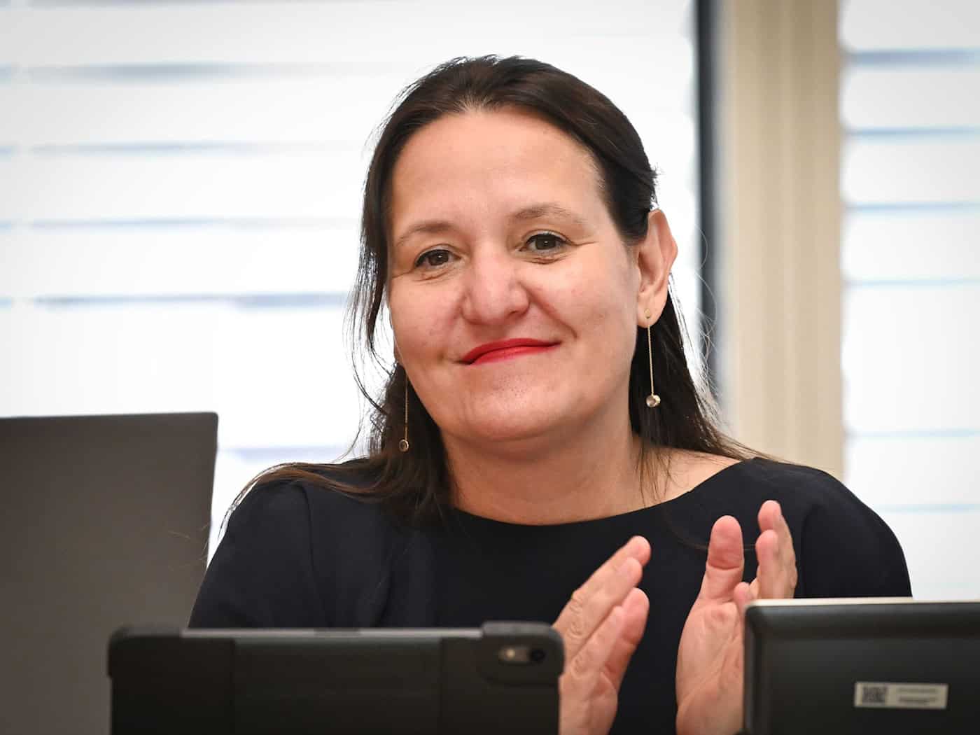 Brandenburgs Wissenschaftsministerin Manja Schüle (SPD) will die Besetzung der Hochschulen mit Professoren mit einem neuen Gesetz beschleunigen. / Foto: Soeren Stache/dpa