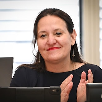Brandenburgs Wissenschaftsministerin Manja Schüle (SPD) will die Besetzung der Hochschulen mit Professoren mit einem neuen Gesetz beschleunigen. / Foto: Soeren Stache/dpa