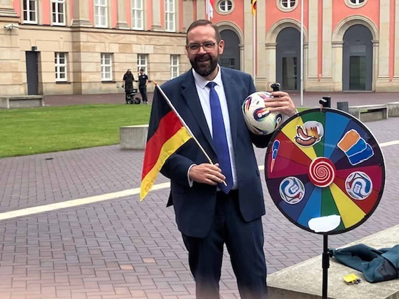 Brandenburg ist in WM-Laune - natürlich auch Sportminister Gordon Hoffmann (CDU). / Foto: Monika Wendel/dpa