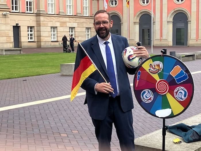 Brandenburg ist in WM-Laune - natürlich auch Sportminister Gordon Hoffmann (CDU). / Foto: Monika Wendel/dpa