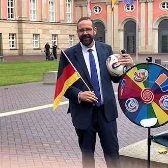 Brandenburg ist in WM-Laune - natürlich auch Sportminister Gordon Hoffmann (CDU). / Foto: Monika Wendel/dpa