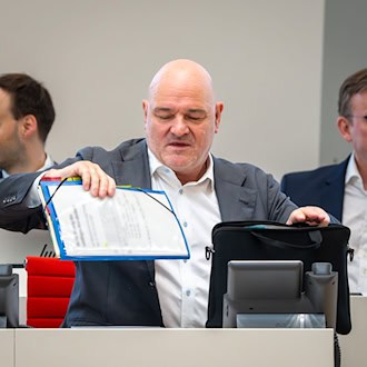 Brandenburgs Bauminister Robert Crumbach (SPD) äußert sich im Landtag zu den Details der geplanten neuen Bauordnung. / Foto: Soeren Stache/dpa