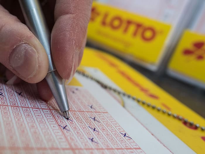 Ein Dauerspieler aus dem Landkreis Ostprignitz-Ruppin tippte am vergangenen Mittwoch sechs Richtige im Lotto. (Symbolbild) / Foto: Peter Steffen/dpa