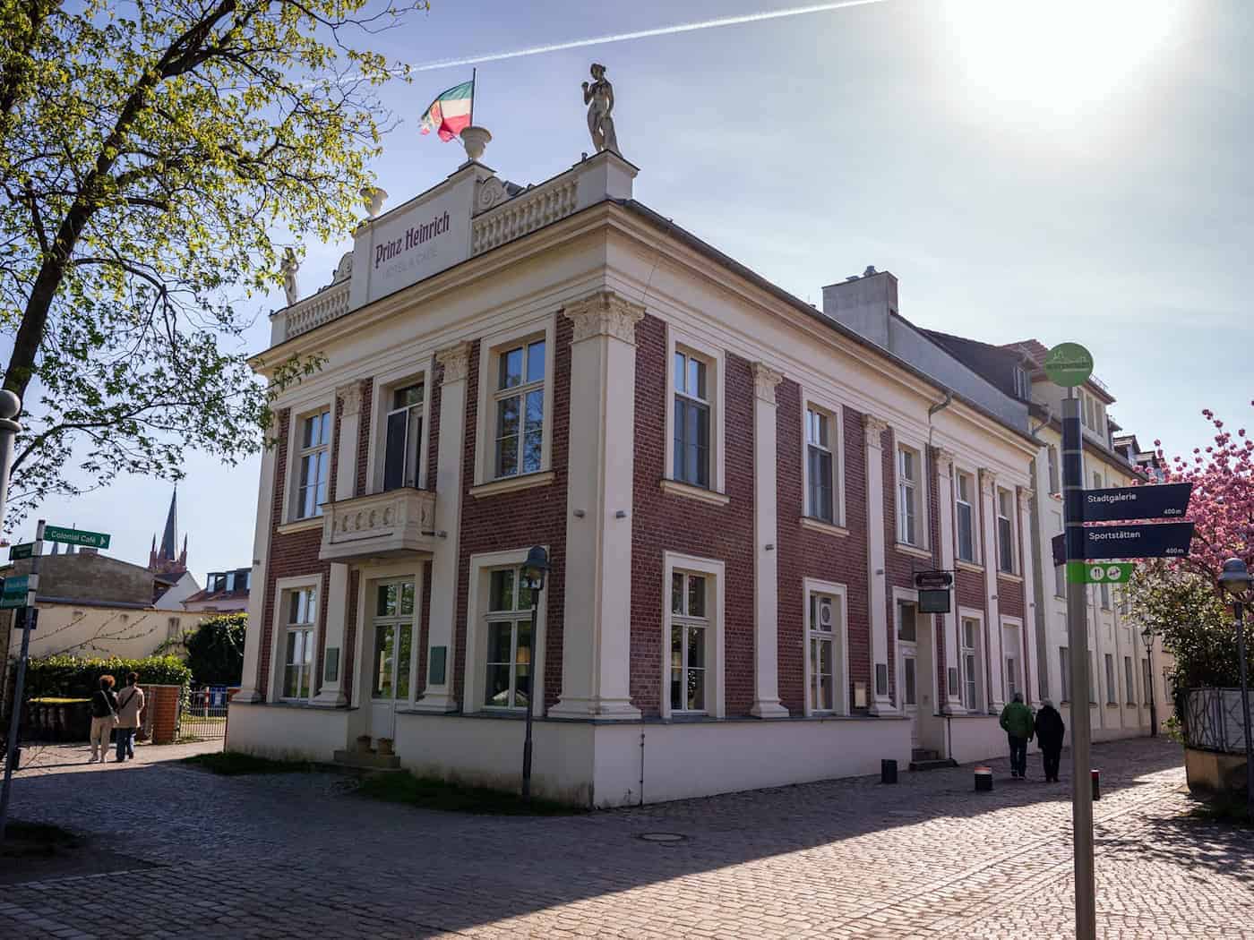 Das Restaurant „Alte Überfahrt“ liegt an der Uferpromenade der Insel Werder. (Archivfoto) / Foto: Soeren Stache/dpa