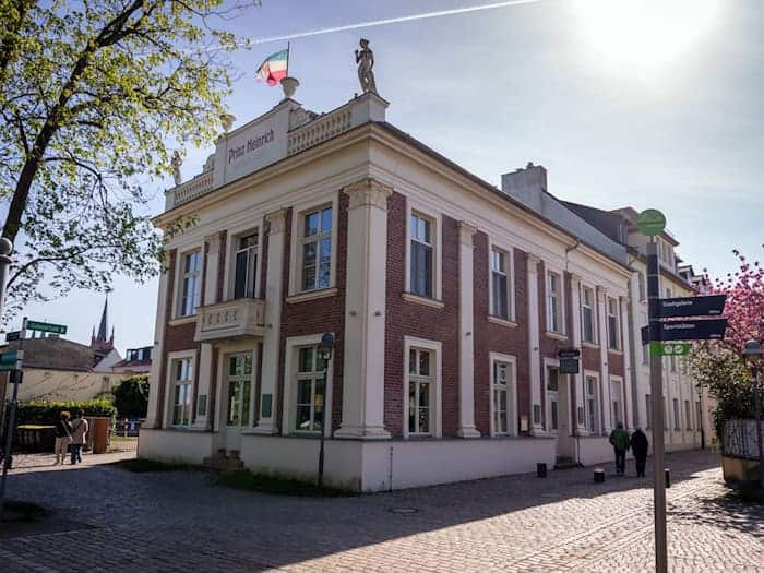 Das Restaurant „Alte Überfahrt“ liegt an der Uferpromenade der Insel Werder. (Archivfoto) / Foto: Soeren Stache/dpa