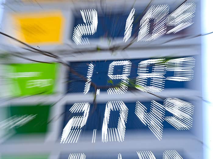 Seit dem 1. April schreibt die 12-Uhr-Regel vor, dass Tankstellen nur einmal am Tag - um 12.00 Uhr mittags - die Preise anheben dürfen. (Symbolbild) / Foto: Bernd Weißbrod/dpa