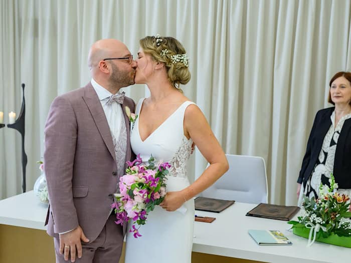 Brandenburgs Gesundheitsminister René Wilke (SPD) und seine Lebensgefährtin Kathrin Lindenberg haben geheiratet - und sich danach geküsst. / Foto: Patrick Pleul/dpa