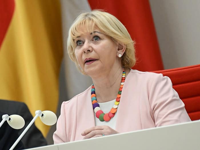 Brandenburgs Landtagspräsidentin Ulrike Liedtke hat die Abgeordneten in die Sommerpause des Parlaments verabschiedet - mit einem Gedicht. (Archivbild) / Foto: Britta Pedersen/dpa