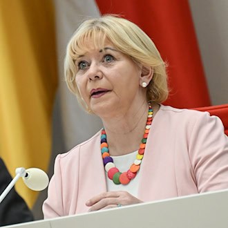 Brandenburgs Landtagspräsidentin Ulrike Liedtke hat die Abgeordneten in die Sommerpause des Parlaments verabschiedet - mit einem Gedicht. (Archivbild) / Foto: Britta Pedersen/dpa