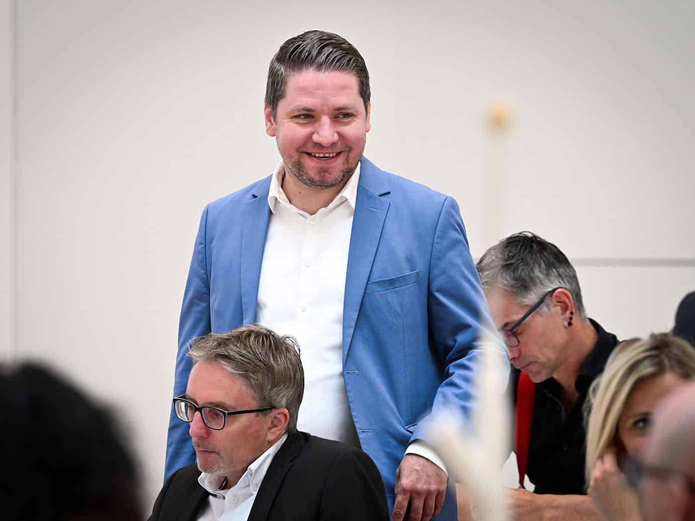 Der Parlamentarische Geschäftsführer der SPD-Fraktion im Brandenburger Landtag, Ludwig Scheetz, erläutert die Pläne zum Aussetzen der Grundentschädigung der Abgeordneten. / Foto: Soeren Stache/dpa