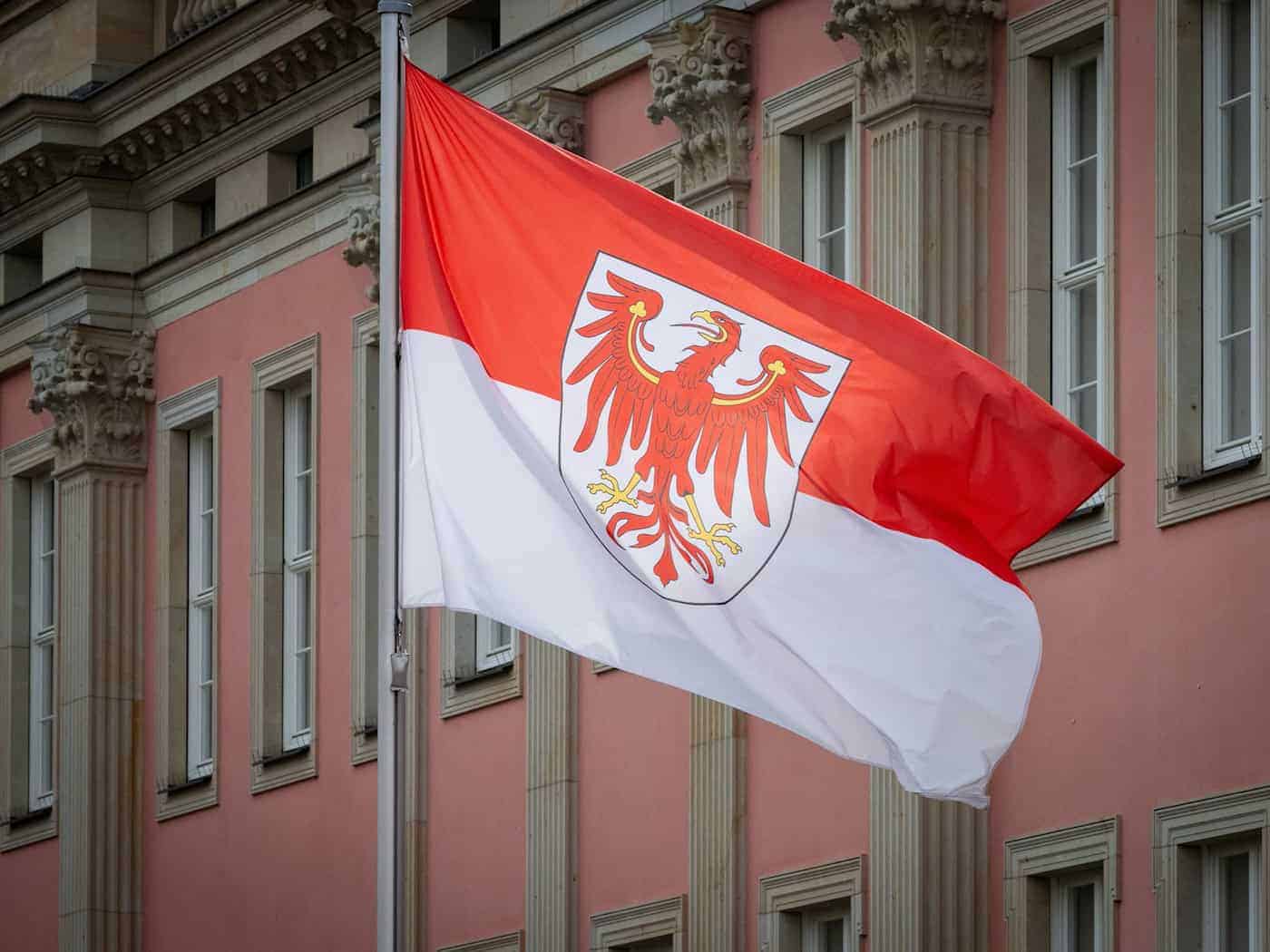 Die Koalitionsfraktionen von SPD und CDU im Brandenburger Landtag wollen mit einer Diäten-Nullrunde einen Sparbeitrag leisten. (Archivbild) / Foto: Soeren Stache/dpa