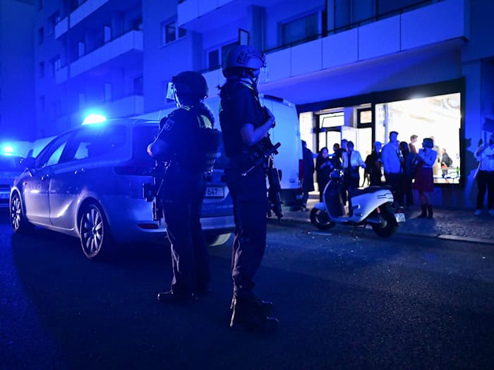 Nach einem Überfall auf einen Geschäftsmann ist ein 21-jähriger mutmaßlicher Täter angeklagt. (Illustration) / Foto: Sebastian Gollnow/dpa