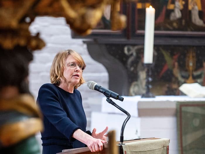 Elke Büdenbender ruft zu einem achtsamen Umgang mit der Sprache auf / Foto: Christophe Gateau/dpa