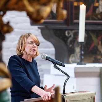 Elke Büdenbender ruft zu einem achtsamen Umgang mit der Sprache auf / Foto: Christophe Gateau/dpa