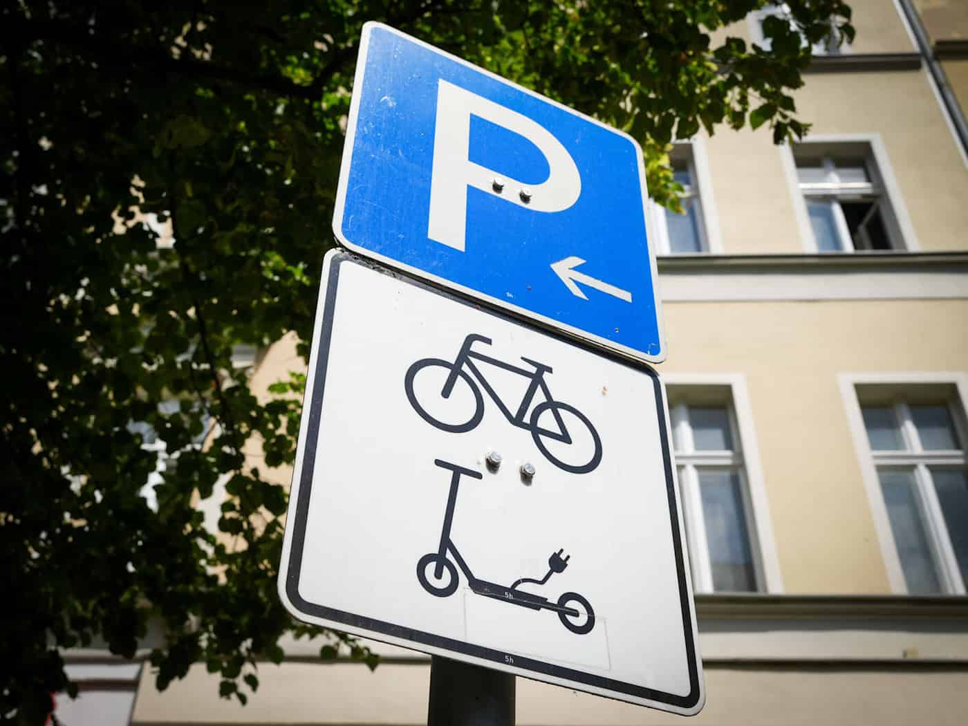 Zum Teil gibt es schon feste Abstellstationen für E-Roller in Berlin.  / Foto: Soeren Stache/dpa