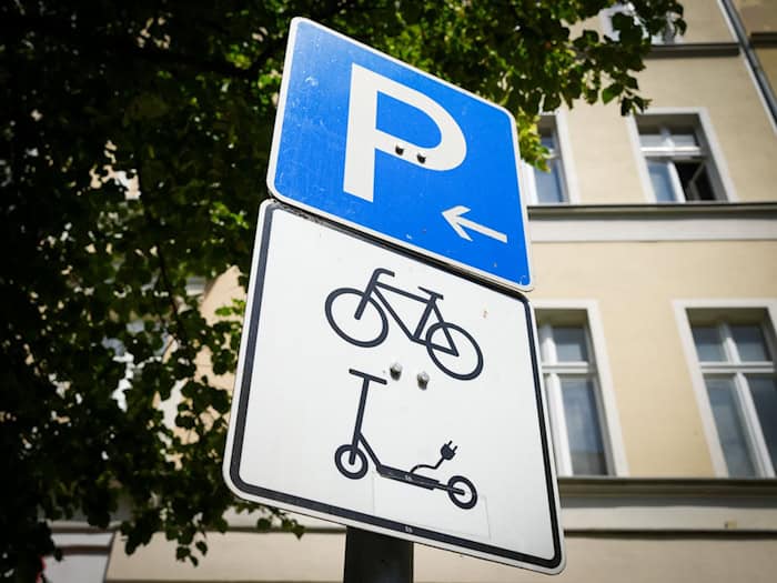 Zum Teil gibt es schon feste Abstellstationen für E-Roller in Berlin.  / Foto: Soeren Stache/dpa