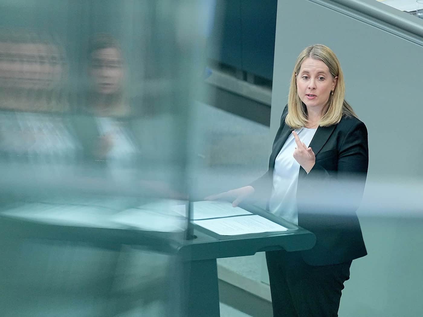 Bauministerin Verena Hubertz will leere Bürogebäude als neuen Wohnraum aktivieren. (Archivbild)  / Foto: Michael Kappeler/dpa
