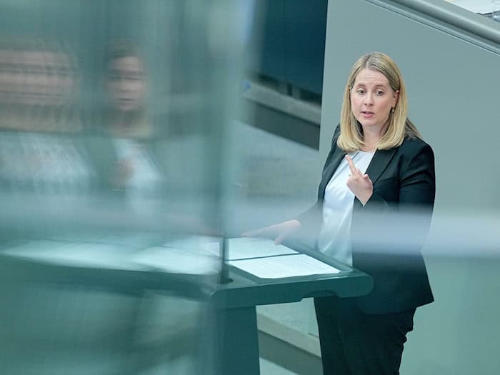 Bauministerin Verena Hubertz will leere Bürogebäude als neuen Wohnraum aktivieren. (Archivbild)  / Foto: Michael Kappeler/dpa