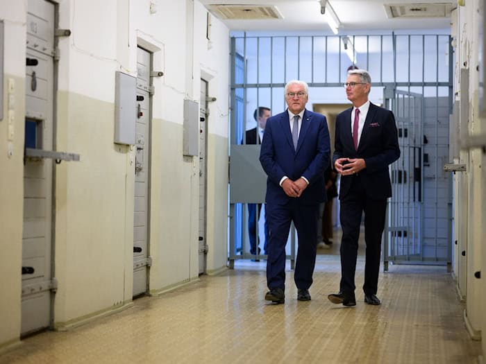 Bundespräsident Frank-Walter Steinmeier besichtige im früheren Stasi-Gefängnis in Berlin-Hohenschönhausen mehrere Trakte mit Zellen.  / Foto: Bernd von Jutrczenka/dpa
