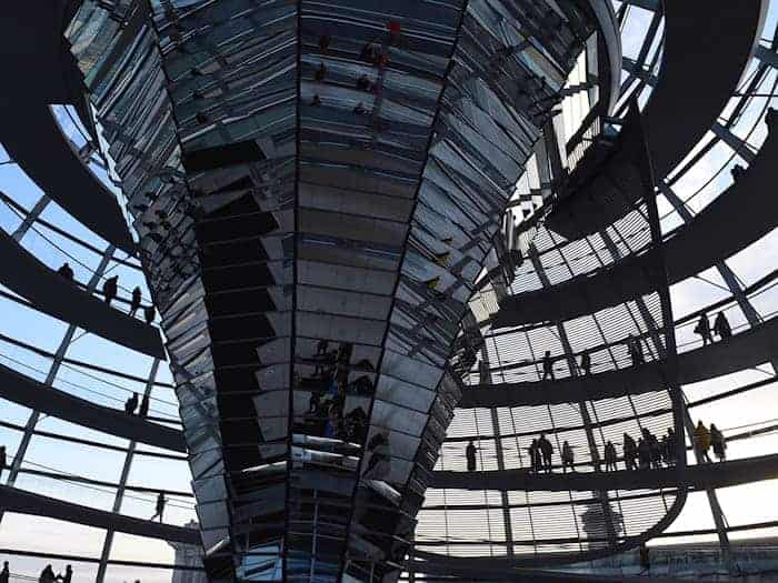 Die Kuppel am Reichstagsgebäude bleibt am Wochenende wegen großer Hitze geschlossen. (Archivbild) / Foto: Sonja Wurtscheid/dpa