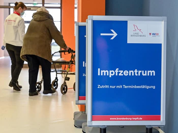 Mehrere Fachleute haben sich vor der Enquete-Kommission des Brandenburger Landtags zu Erfahrungen aus den Corona-Impfungen geäußert. (Archivbild)  / Foto: Patrick Pleul/dpa-Zentralbild/ZB