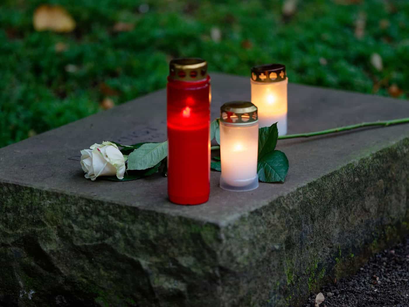 Wegen extremer Hitze und hoher Brandgefahr sind Grablichter auf Cottbuser Friedhöfen ab sofort verboten. (Symbolbild)  / Foto: Henning Kaiser/dpa