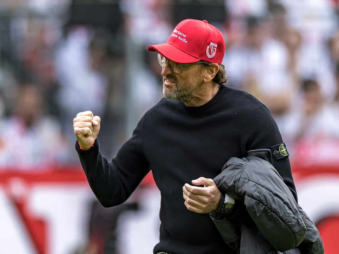 Cottbus-Coach Claus-Dieter Wollitz freut sich über den nächsten Neuzugang.  / Foto: Frank Hammerschmidt/dpa