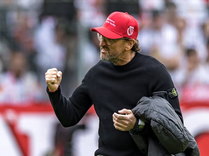 Cottbus-Coach Claus-Dieter Wollitz freut sich über den nächsten Neuzugang.  / Foto: Frank Hammerschmidt/dpa