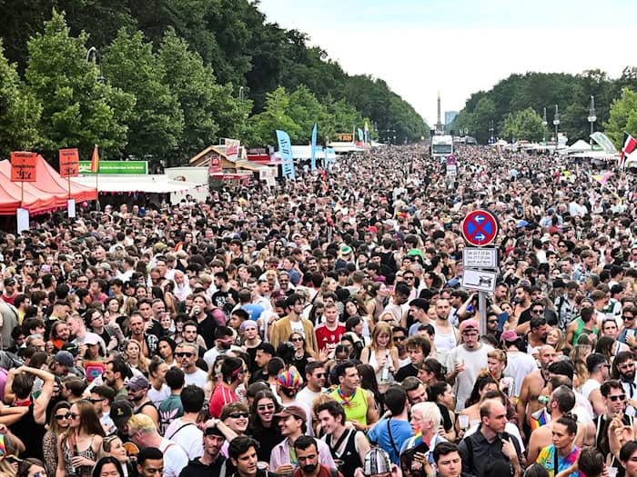 Die Partei BSW darf laut den Veranstaltern der Berliner CSD Parade nicht als offizielle Gruppe mitlaufen. (Archivbild) / Foto: Bernd von Jutrczenka/dpa