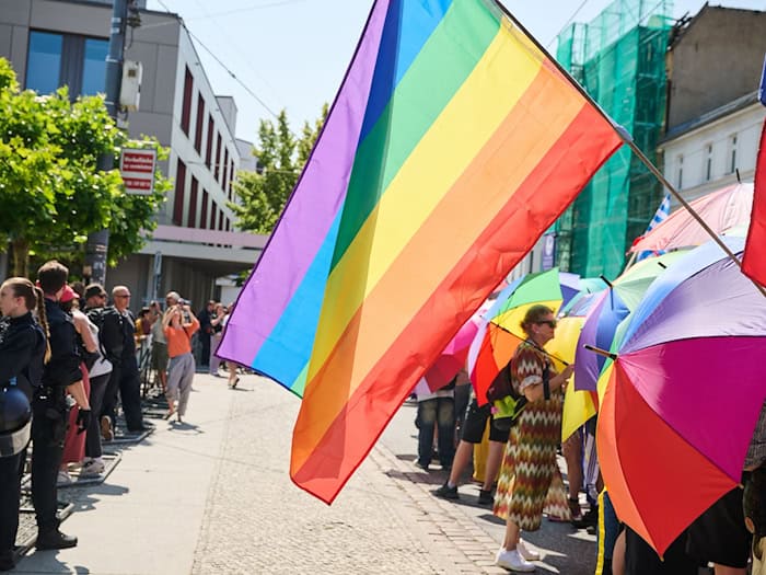Regenbogenfarben leuchten in Eberswalde  - wie hier beim CSD 2025. (Archivbild)  / Foto: Annette Riedl/dpa