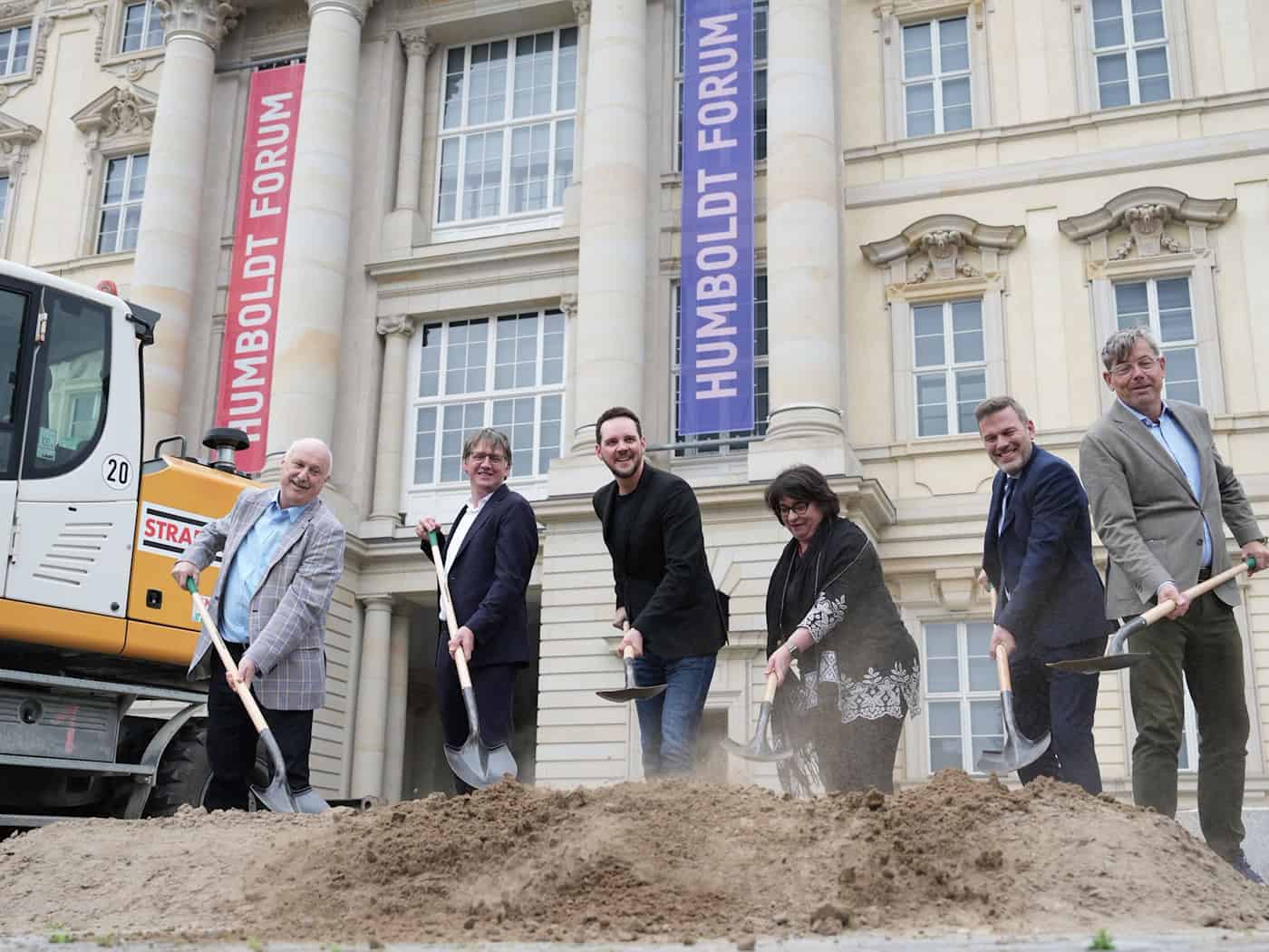  Spatenstich zum Baubeginn für die Begrünung des südlichen Schlossplatzes am Humboldt Forum. / Foto: Sven Kaeuler/dpa