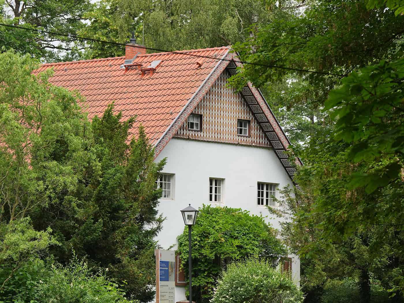 Es war einst das Sommerhaus von Bertolt Brecht und seiner Frau Helene Weigel. Heute umfasst es eine Gedenkstätte und ein Museum. (Archivbild) / Foto: Soeren Stache/dpa