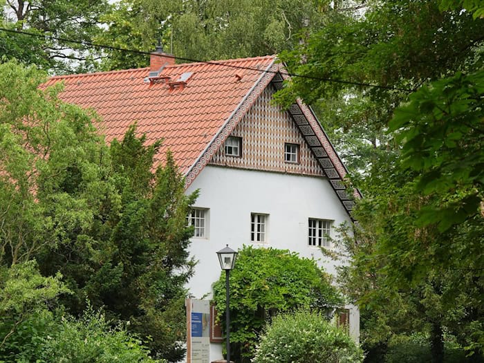 Es war einst das Sommerhaus von Bertolt Brecht und seiner Frau Helene Weigel. Heute umfasst es eine Gedenkstätte und ein Museum. (Archivbild) / Foto: Soeren Stache/dpa