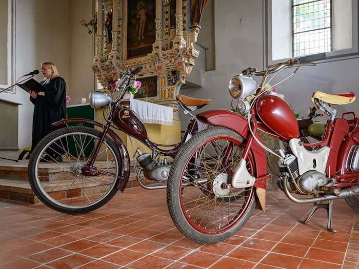 DDR-Mopeds in Kirche: Simson-Gemeinde feiert Zusammenhalt