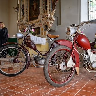DDR-Mopeds in Kirche: Simson-Gemeinde feiert Zusammenhalt