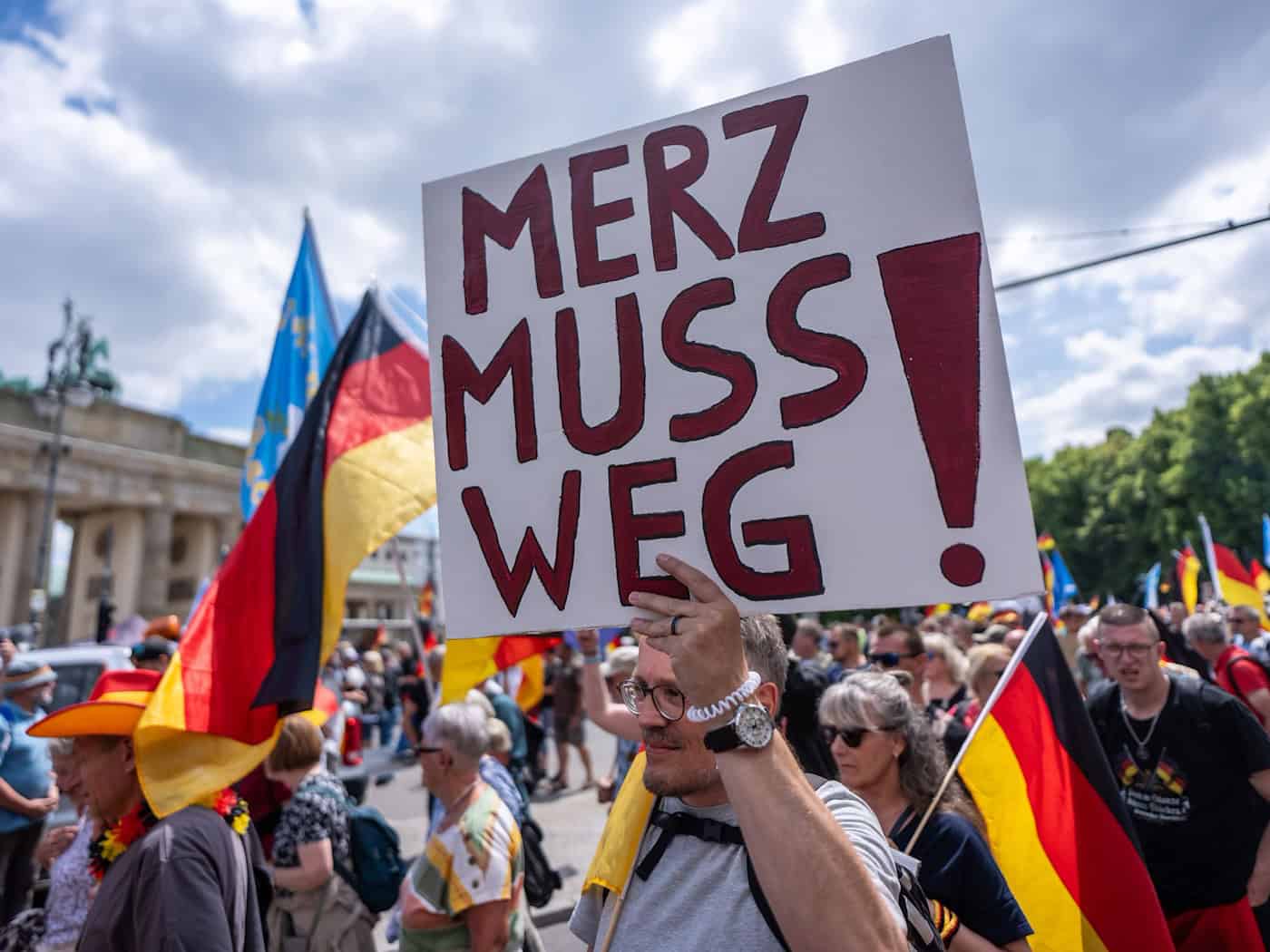 Menschen demonstrieren in Berlin gegen Migration und für direkte Demokratie.  / Foto: Michael Kappeler/dpa