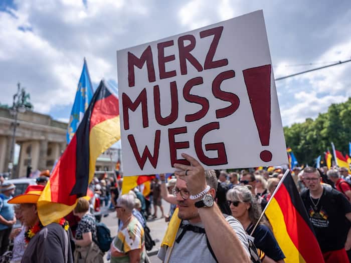 Menschen demonstrieren in Berlin gegen Migration und für direkte Demokratie.  / Foto: Michael Kappeler/dpa
