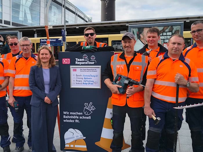 Katja Hüske, Vorständin der DB InfraGo, stellte das Handwerkerteam unter anderem für Berlin vor.  / Foto: Andreas Hill/tnn/dpa